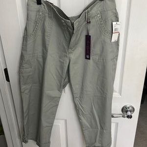 NWT .. Gloria Vanderbilt.. capri pants